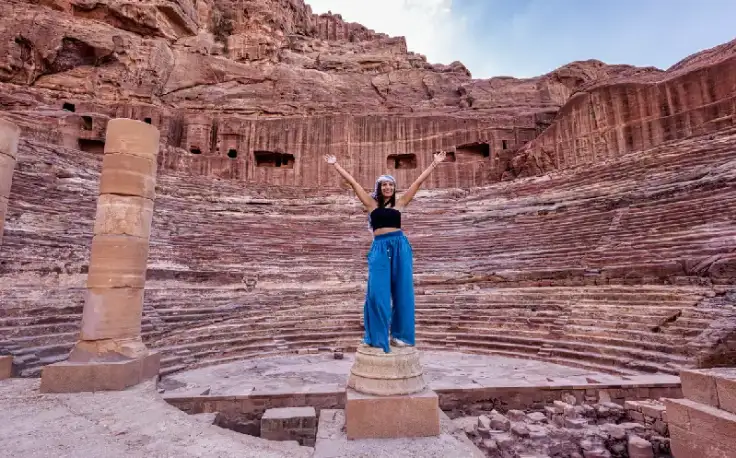 turista in visita in giordania, petra siq