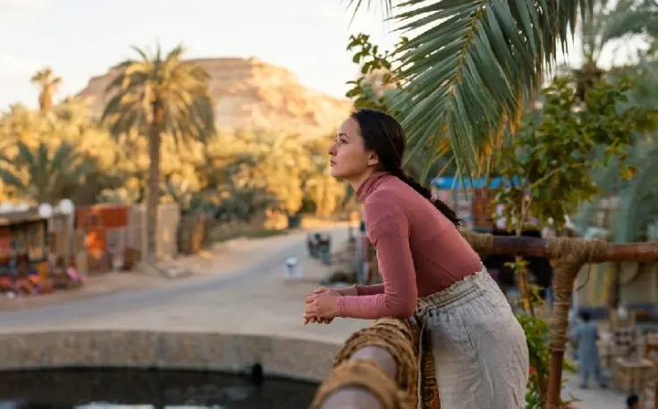 una turista in visita all’oasi di kharga, Oasi di Kharga