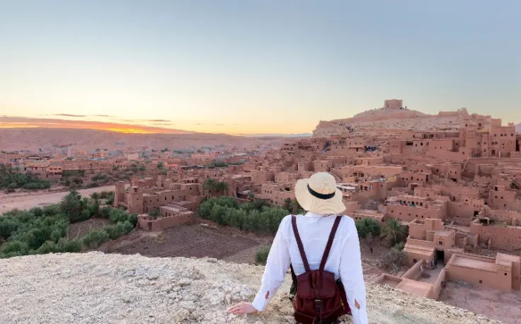 una turista alla scoperta dell’oasi di Kharga, oasi di kharga