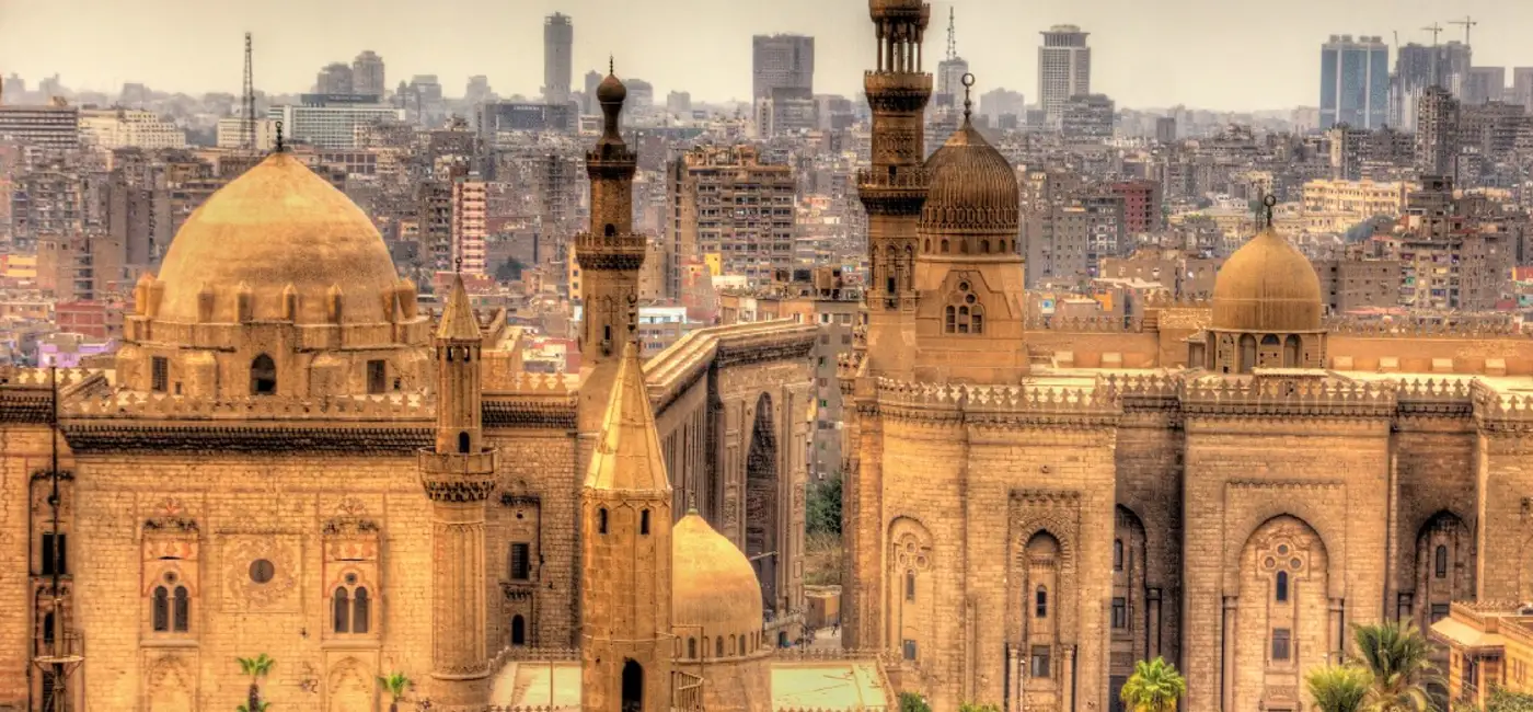 Mezquita de Al-Rifa'i - El Mausoleo Real que Desafía al Tiempo en el Corazón de El Cairo Islámico