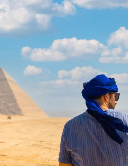un uomo fa una visita alle piramidi durante Viaggio al Cairo