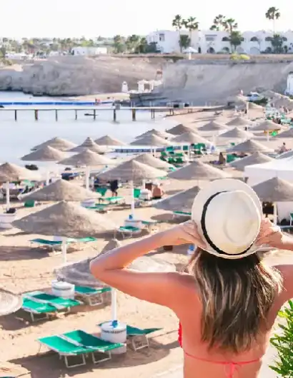 una donna a sharm al mar rosso, si può fare il bagno in egitto a dicembre