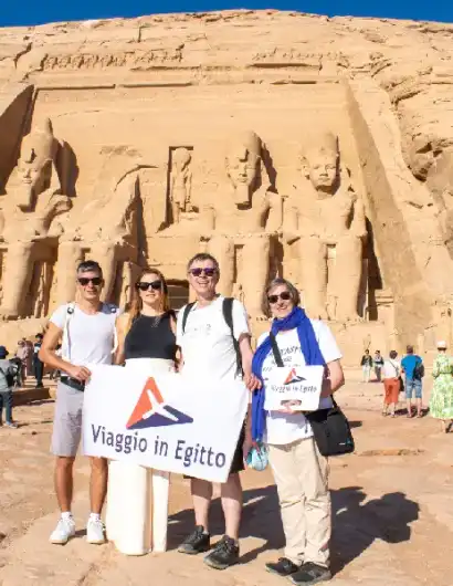 Un gruppo di persone ad abu simbel, cose da fare in egitto