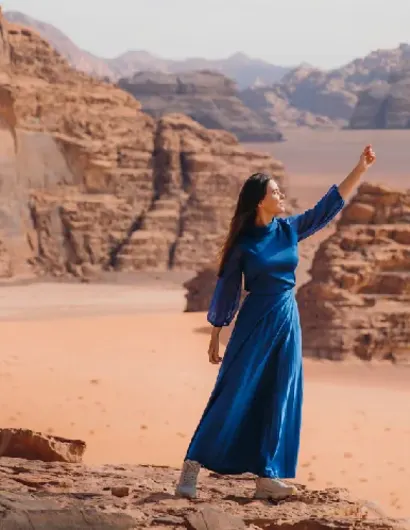 donna in blu nel deserto del wadi rum, cosa si mangia in giordania