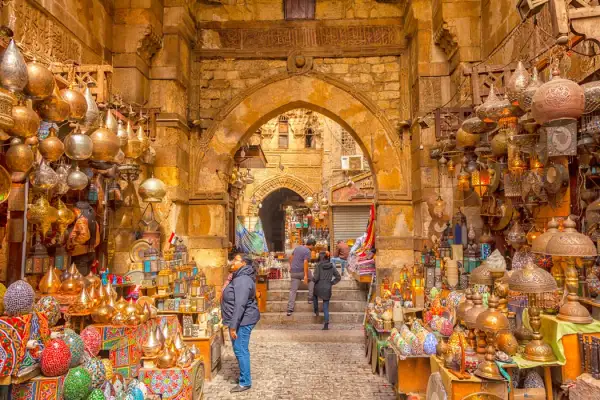 una ragazza fa una visita a Khan el khalili