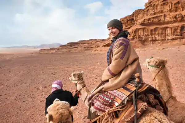 Deserto Wadi Rum, una donna al deserto di Wadi Rum