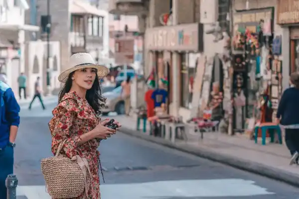 una turista nelle strade di madaba, madaba giordania