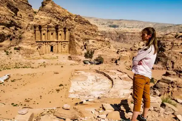 una donna a piccola petra giordania, piccola petra