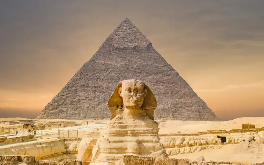 Cosa vedere in Egitto, la sfinge è davanti alla piramide