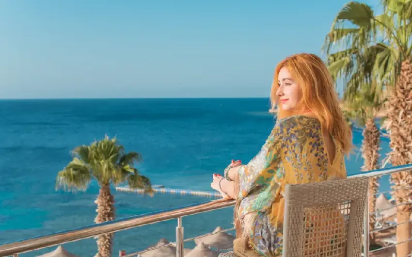 una ragazza al mare, sharm el sheikh o marsa alam