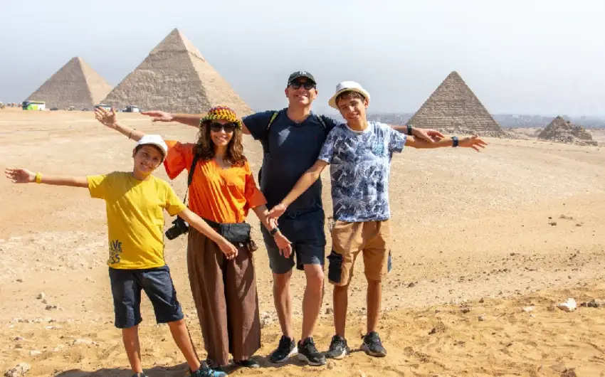 turisti davanti alle piramidi di giza, cosa vedere in egitto in 5 giorni
