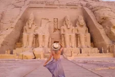 Escursione Abu Simbel e Assuan da Luxor, una donna al tempio di abu sembil