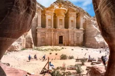 una coppia a petra, vacanza egitto e giordania