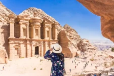 tour in giordania, una ragazza a petra