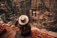 una donna visita petra, tour della giordania