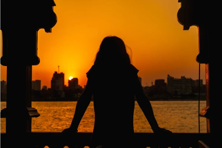 Crociera sul Nilo periodo migliore, una donna a bordo di una crociera sul Nilo Crociera sul Nilo periodo migliore, una donna a bordo di una crociera sul Nilo