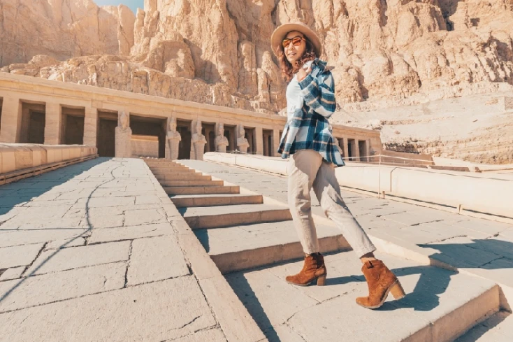 Crociera sul Nilo periodo migliore, una donna al tempio di Luxor Crociera sul Nilo periodo migliore, una donna al tempio di Luxor