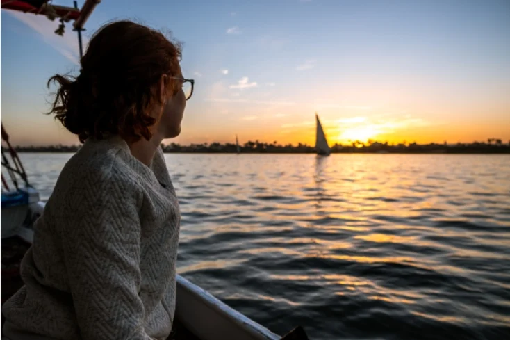 abitanti del cairo, una donna a bordo di una crociera sul Nilo del Cairo