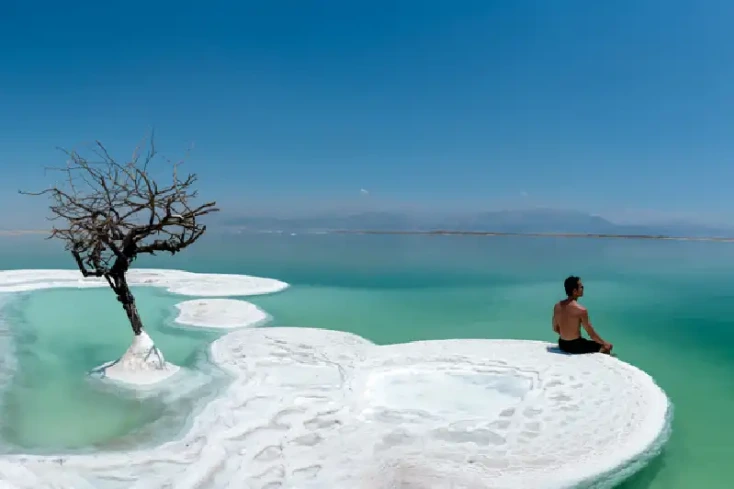 un uomo al mar morto, cosa vedere ad amman