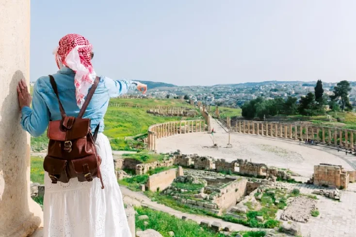 jerash giordania cosa vedere, una donna al sito archeologico a jerash