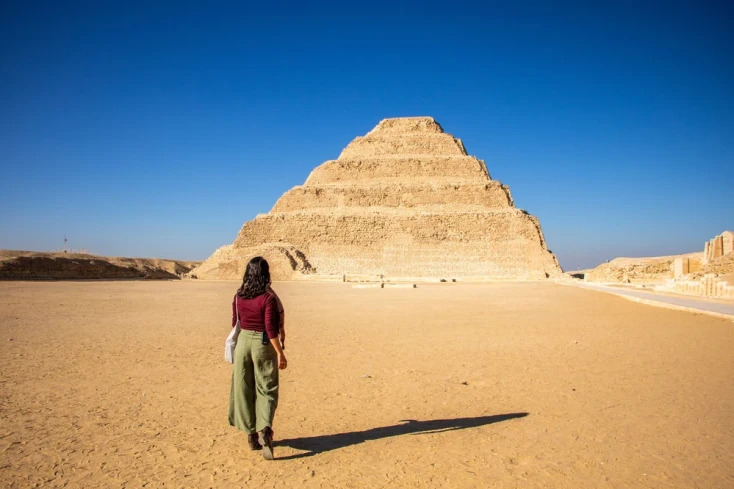 una donna visita la piramide a gradoni di Djoser, il cairo cosa vedere