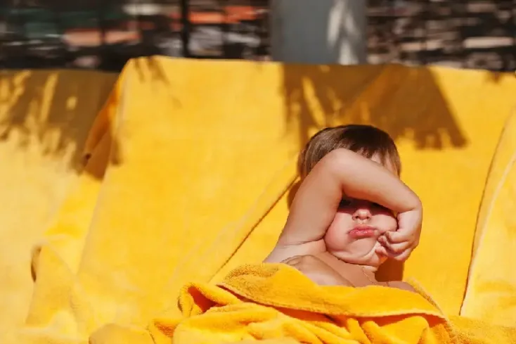 un bambina sulla spiaggia,  dove andare al mare in egitto