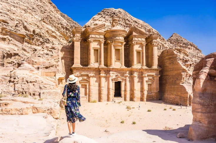 temperature giordania dicembre, una donna davanti a petra temperature giordania dicembre, una donna davanti a petra