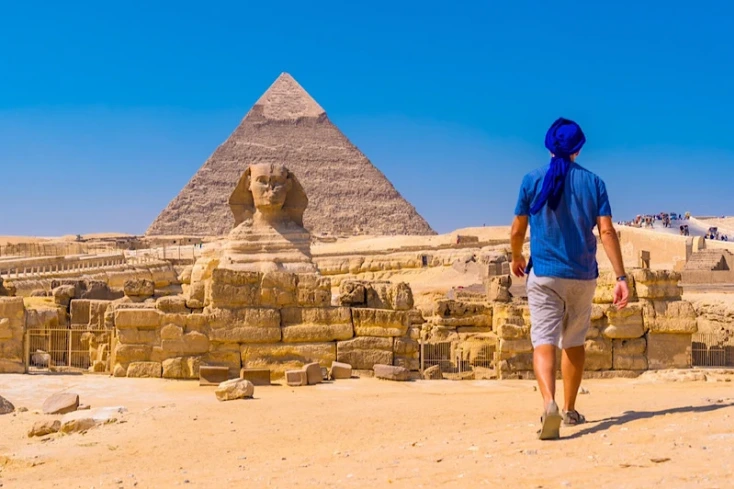 un ragazzo visita le piramidi, egitto cosa vedere