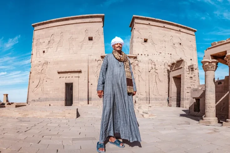 un uomo al tempio di philae, egitto cose da vedere