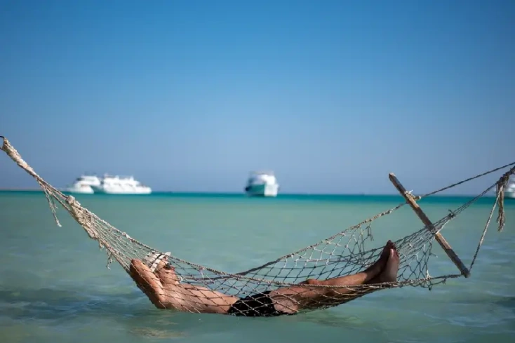 un uomo al mar rosso fa il bagno in Egitto a dicembre