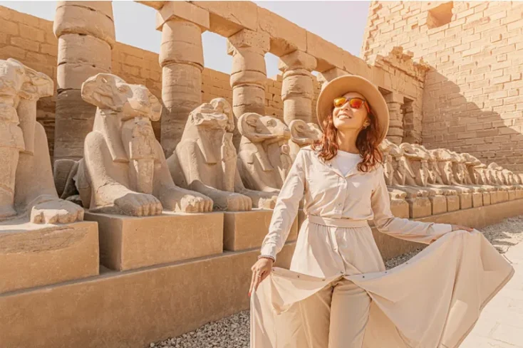 Inverno in Egitto, una donna al tempio di luxor