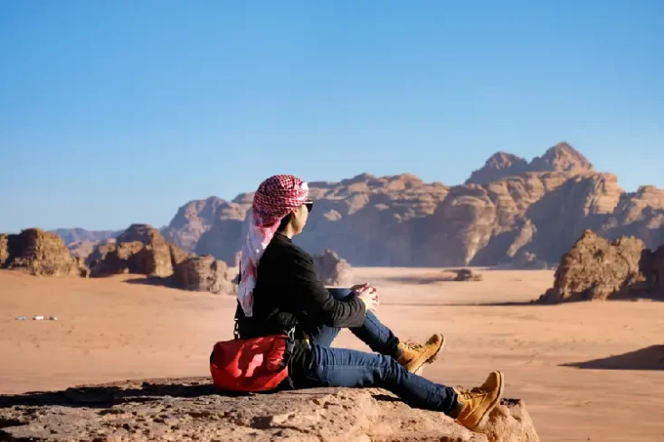 una donna al deserto di Wadi Rum, come vestirsi in giordania