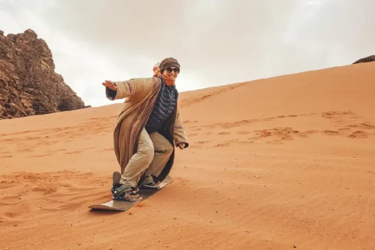 una donna a wadi rum, come vestirsi in giordania