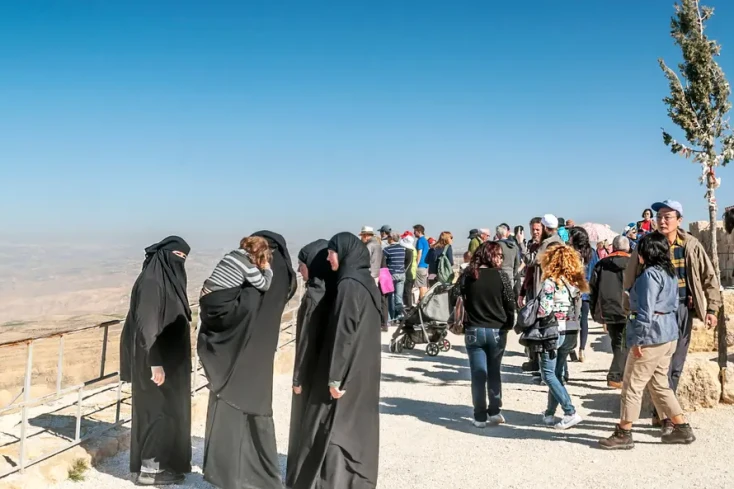 un gruppo a monte nebo, vestirsi in giordania