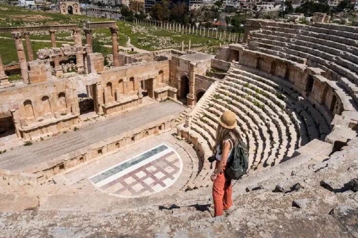 una ragazza al teatro romano di Amman, giordania documenti