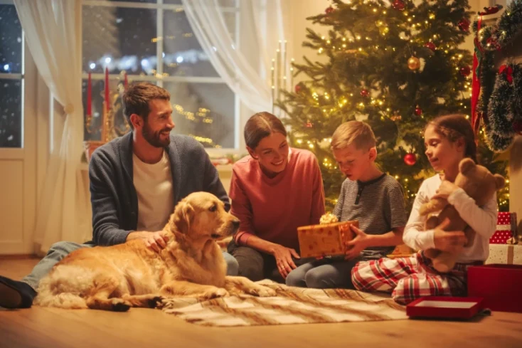 Dove andare a Natale, Una famiglia e il suo cane a Casa festegiano a Natale