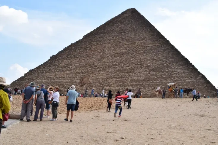 i turisti nelle piramidi in Egitto , Egitto a febbraio