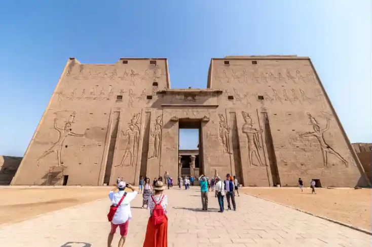 i tutristi davanti il teempio di edfu ad assuan , Egitto a febbraio