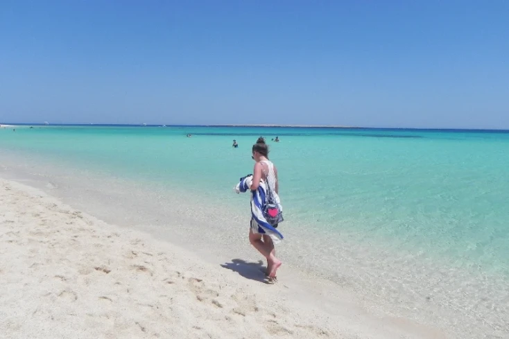 una donna sulla SPIAGGIA di hurghada mar rosso , egitto a febbraio