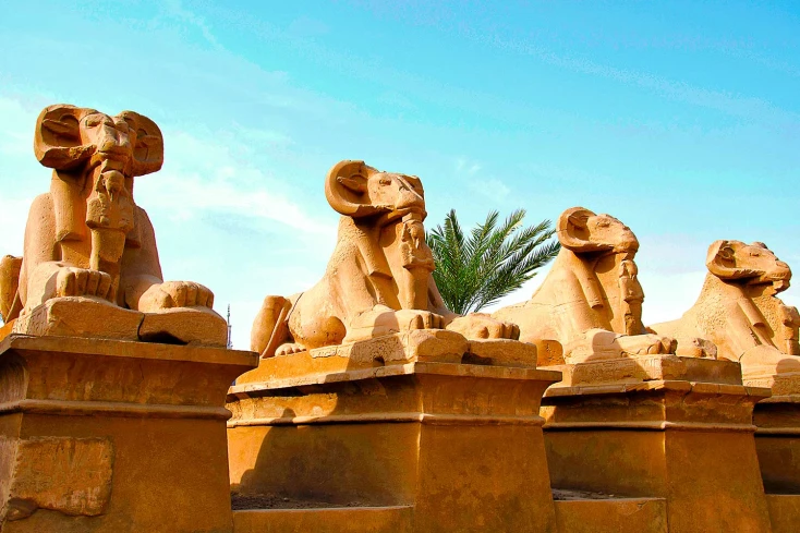 la statua del dio amon al tempio di luxor