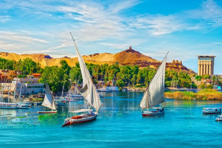 due felucca navigano sul fiume nilo