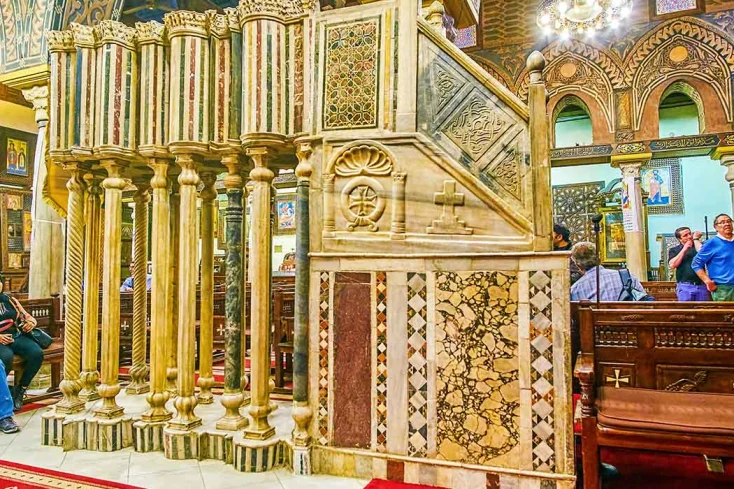 la chiesa sospesa dall'interno al cairo copto