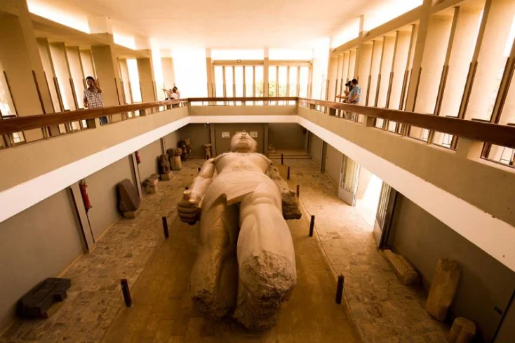la statua di Ramses II a Menfi la statua di Ramses II a Menfi
