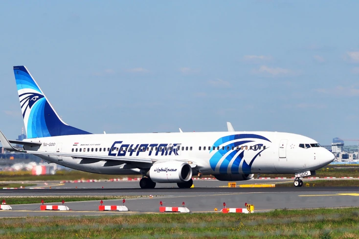 un aereo all'aeroporto del cairo un aereo all'aeroporto del cairo