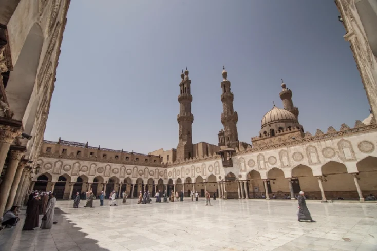 Cairo islamico, la gente dentro la moschea di  Al Azhar