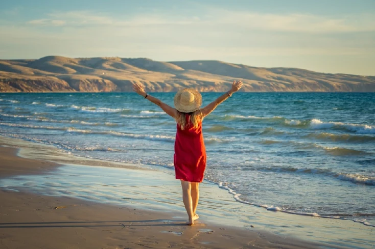 porti sul mar rosso, una donna sulla spiaggia di mar rosso