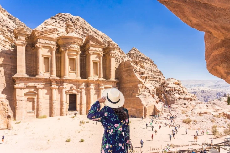 Dove si trova Petra, una donna davanti alla grandezza di petra