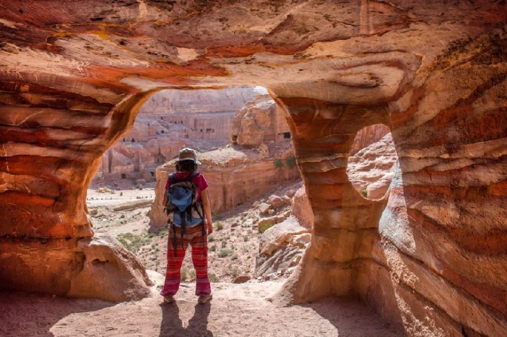 Dove si trova Petra, una donna alle tombe reali dei sovrani nabatei Dove si trova Petra, una donna alle tombe reali dei sovrani nabatei