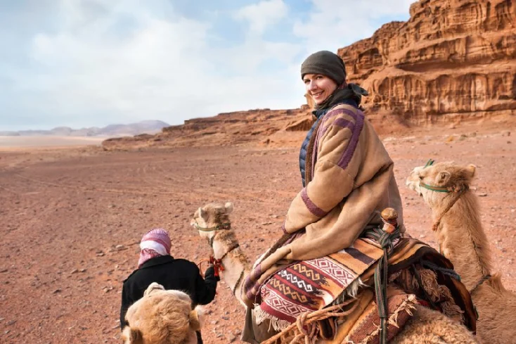 Dove si trova Petra, una donna a dorso di un camello a petra Dove si trova Petra, una donna a dorso di un camello a petra