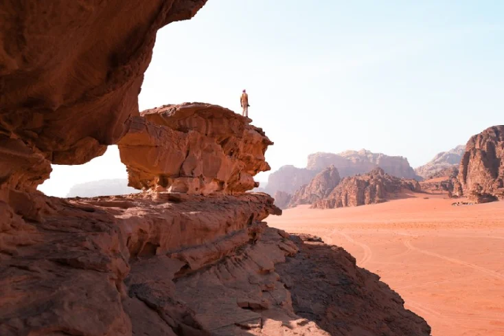 Dove si trova Petra, un uomo al deserto di petra Dove si trova Petra, un uomo al deserto di petra